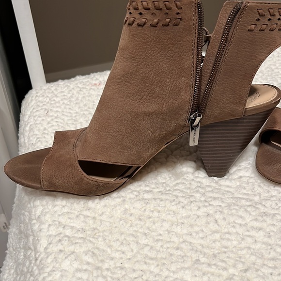 Vince Camuto - Picture 2 of 4